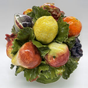 “EDG” composizione in ceramica, frutta mista con cesto. 